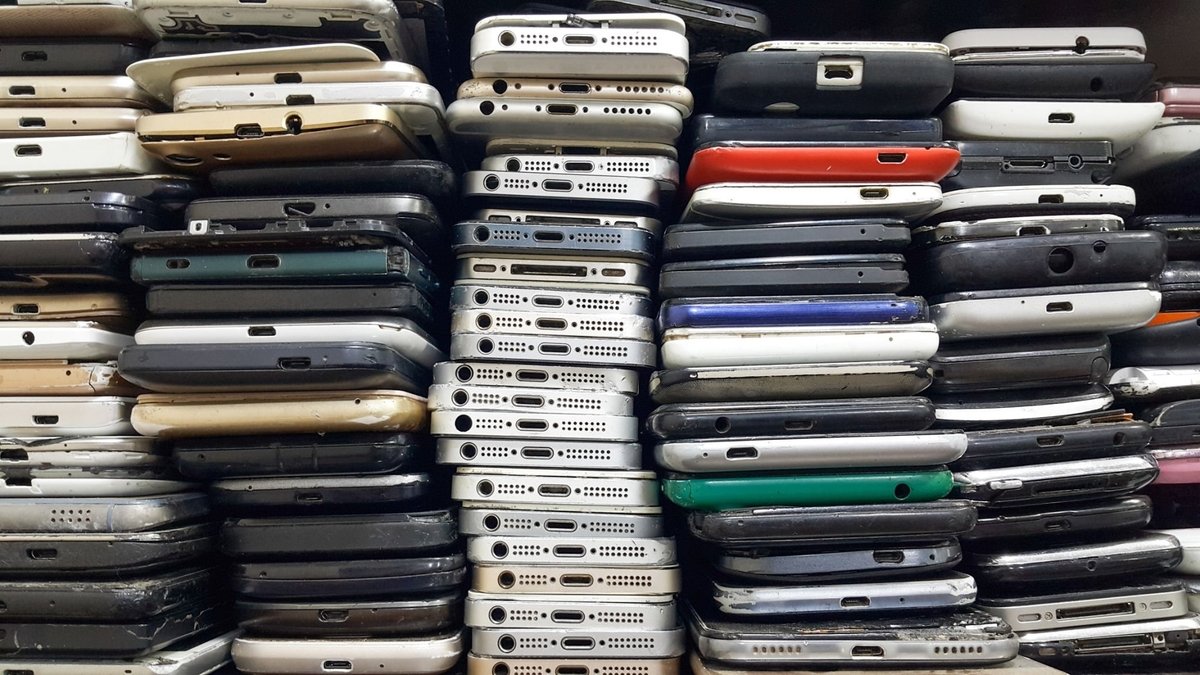 Read more about the article What To Do With Old Smartphones? 15 Genius Reuse Ideas